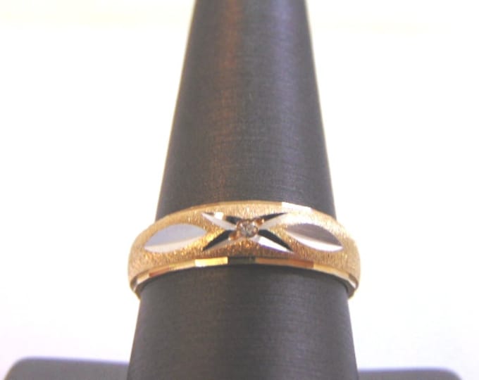 Mens Vintage Estate  14K Gold Etched Wedding Band Ring w/ Diamond 4.9g E2407