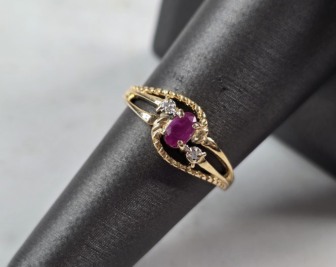 Womens Vintage Estate 10K Yellow Gold Diamond & Ruby Ring 2.0g E6822