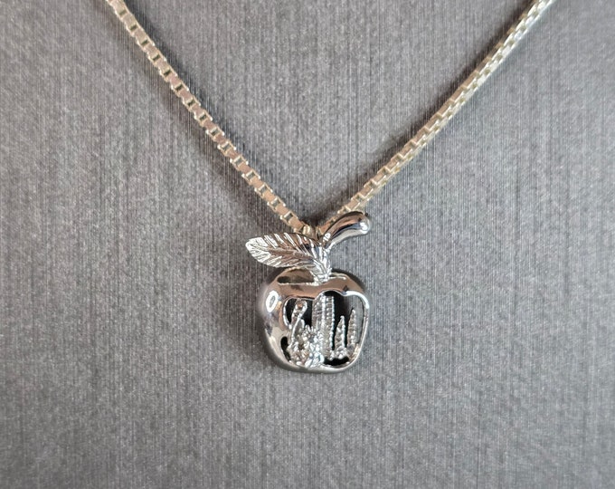 Womens Vintage Estate Sterling Silver Necklace w/ Big Apple NYC Pendant 5.7g E7475