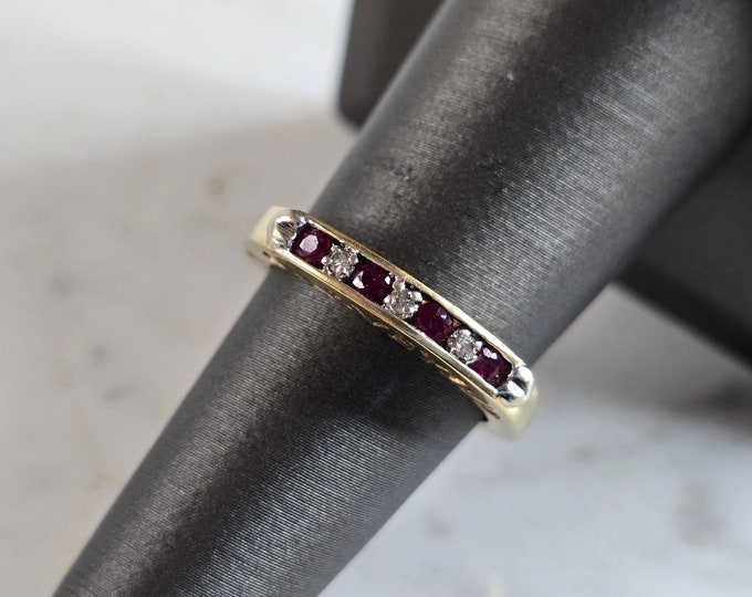 Womens Vintage Estate 10K Yellow Gold Diamond & Ruby Love Ring 2.8g E6553