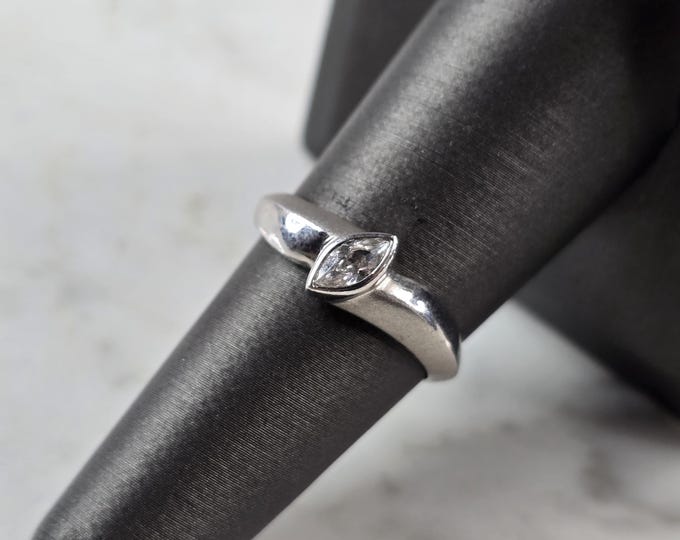 Womens Vintage Estate Sterling Silver Modernist CZ Ring 2.5g #E4058