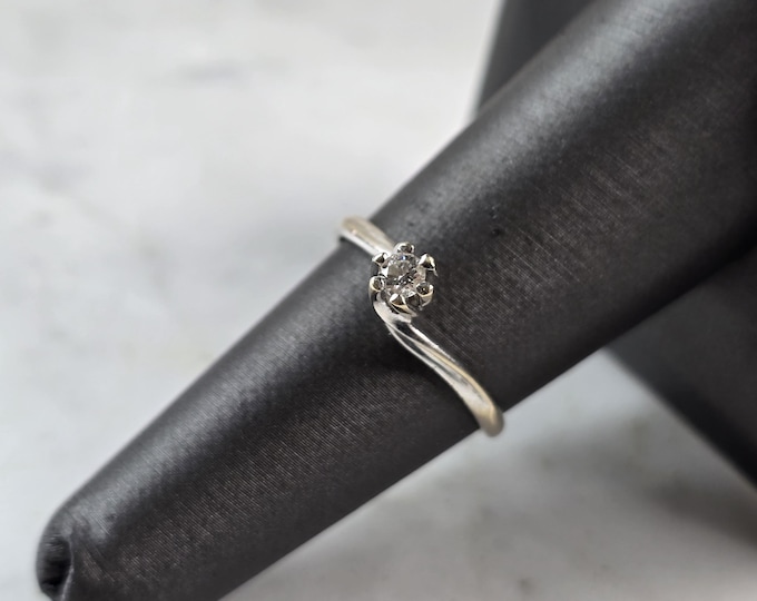 Womens Vintage Estate 18k White Gold Solitaire Diamond Ring 2.2g  E5151
