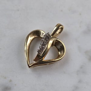 Womens Vintage Estate 10K Yellow Gold Diamond Heart Pendant 1.8g E3421