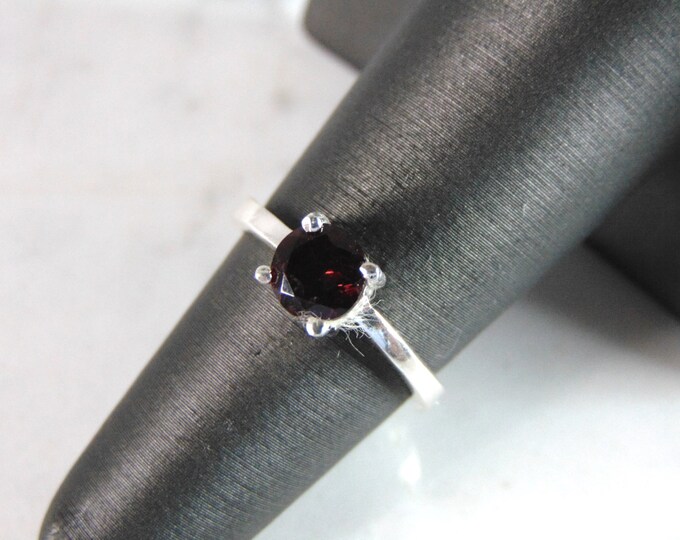 Womens Sterling Silver Ring w/ Garnet Colored Stone 2.6g E5271