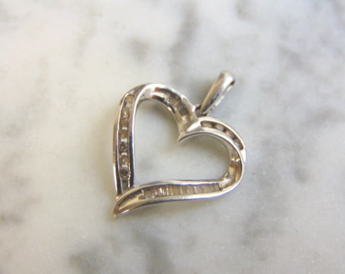 Womens Vintage Estate 10K White Gold Heart Diamond Pendant 1.7g E2329