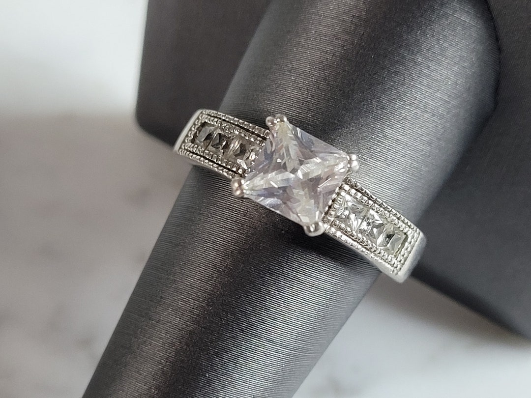 Womens Vintage Estate Sterling Silver Ring W/ Cubic Zirconia
