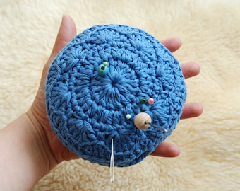 Crochet pattern pincushion ~ A pincushion with flower motif to crochet - ringcushion - wedding - cushion - crochetpattern - small - big