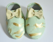 FREE SHIPPING Handmade baby booties/moccasins/shoes pick your size - mint leather and gold with bows