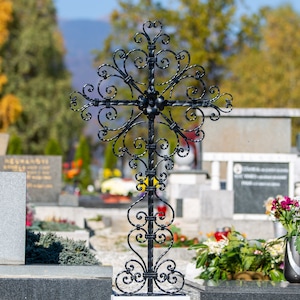 Handsmidd gravkors Freising, svart smidesjärnsminnesmärke, utsmyckad skriftrulle Grabkreuz, beställningsgjord gravmarkör