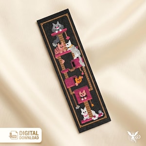 Könnte beinhalten: Ein schwarzer Lesezeichen mit einem Kreuzstich-Design eines Katzenbaums mit mehreren Katzen. Der Katzenbaum ist rosa und braun, und die Katzen sind grau, weiß und orange. Der Text "DIGITAL DOWNLOAD" befindet sich unten links.
