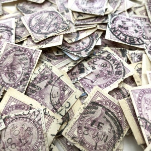 Timbres d'un penny lilas de la reine Victoria, années 1880. timbres britanniques vintage, dont beaucoup portent des cachets de la poste intéressants, parfaits pour le collage.
