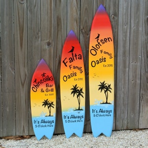 Décoration de bar tiki Enseigne de planche de surf. Enseigne de piscine oasis dans l'arrière-cour, décor de planche de surf nom de famille personnalisé