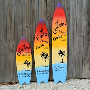 Décoration de planche de surf Family Oasis tiki Bar, art en bois dans la cour, cadeau personnalisé pour maman, papa. Déco piscine en bois
