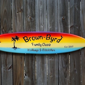Décoration murale de planche de surf pour terrasse de piscine, enseigne personnalisée nom de famille Tiki Bar. Décoration de maison de plage pour l'extérieur, cadeau pour Noël en famille