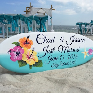 Beach Wedding Decor, Wedding surfboard Sign Hibiscus, Just Married Sign for couple. Gift Idea, Surfboard Wood Sign.