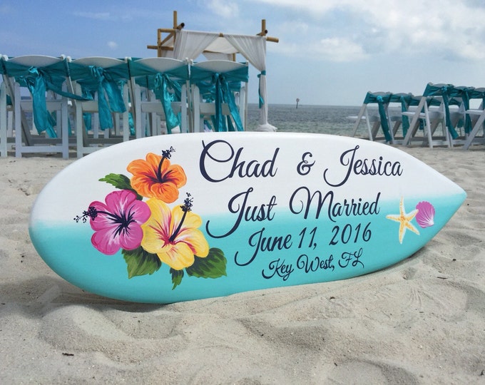 Beach Wedding Decor, Wedding surfboard Sign Hibiscus, Just Married Sign for couple. Gift Idea, Surfboard Wood Sign.