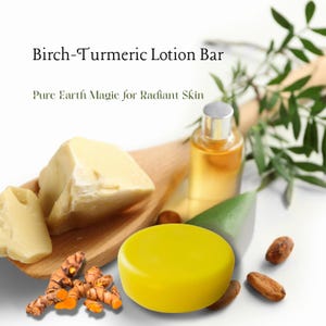 Pode incluir: Uma barra de loção Birch-Turmeric amarela com o texto "Birch-Turmeric Lotion Bar" e "Pure Earth Magic for Radiant Skin". A imagem também mostra raízes de açafrão, grãos de cacau e uma pequena garrafa de óleo.