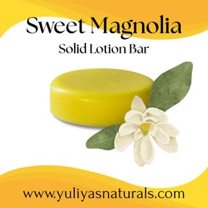 Pode incluir: Uma barra de loção sólida amarela com o texto "Sweet Magnolia Solid Lotion Bar". A imagem inclui uma flor de magnólia branca e folhas verdes. O endereço do site www.yuliyasnaturals.com também é visível.