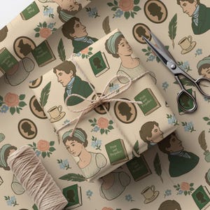 Könnte beinhalten: Geschenk verpackt mit beigem Hintergrund, verziert mit Illustrationen von Charakteren, Büchern und floralen Elementen. Das Geschenkpapier hat ein sich wiederholendes Muster aus Porträts, Büchern und Blumen. Eine Schnurrolle und eine Schere sind ebenfalls sichtbar.