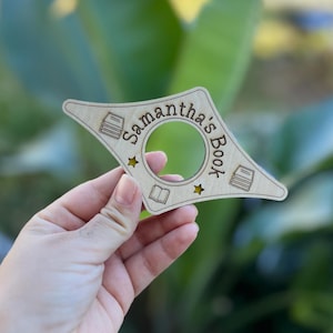 Personalized Wooden Book Marker Thumb Page Holder Custom Name Engraved Book Opener Gift Idea for Book Worm Comfort Reading Accessory