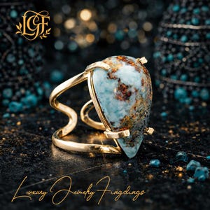 Könnte beinhalten: Ein goldfarbener Ring mit einem großen, tropfenförmigen Edelstein in Blau-, Braun- und Goldtönen. Der Ring hat ein offenes Design mit einem Band, das sich um den Finger legt. Der Text "Luxury Jewelry Findings" ist kursiv geschrieben.