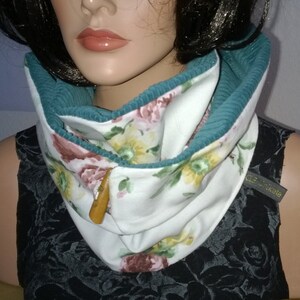 Puede incluir: Cuello de cuello blanco con estampado floral y ribete turquesa. El cuello de cuello tiene un cierre de bot&oacute;n de madera. El cuello de cuello est&aacute; hecho de una tela suave y c&oacute;moda.