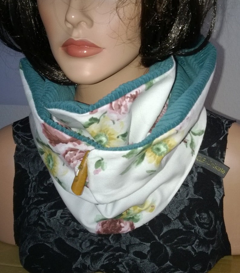 Puede incluir: Cuello de cuello blanco con estampado floral y ribete turquesa. El cuello de cuello tiene un cierre de bot&oacute;n de madera. El cuello de cuello est&aacute; hecho de una tela suave y c&oacute;moda.