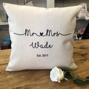 Coussin personnalisé Mr & Mrs - Cadeau d&#39;anniversaire de mariage - Wade Design