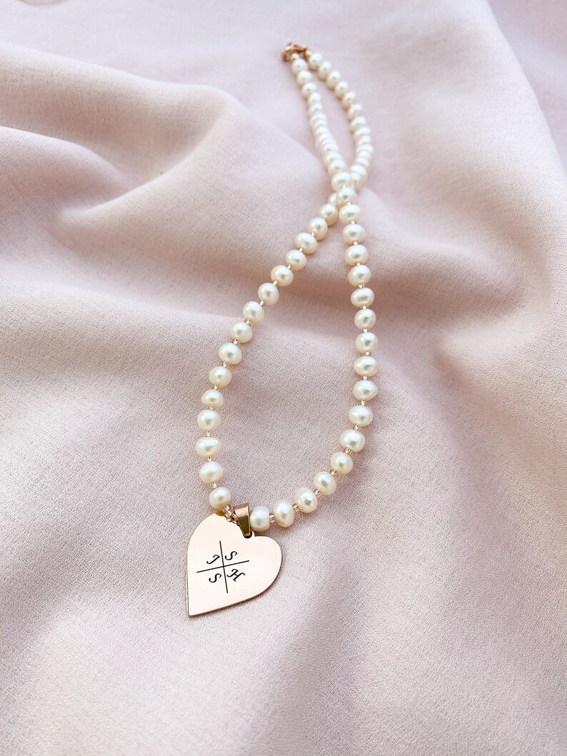 Personalized freshwater pearl necklace with rose gold heart Initials