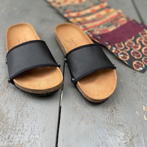 Die Ethical Magic Sliders, Upcycled Sandalen aus recycelten Materialien. Durch das Hinzufügen verschiedener Bezüge hast du unzählige Möglichkeiten Bild 4