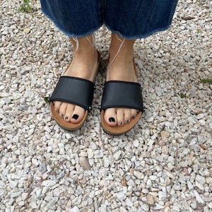 Die Ethical Magic Sliders, Upcycled Sandalen aus recycelten Materialien. Durch das Hinzufügen verschiedener Bezüge hast du unzählige Möglichkeiten Bild 2