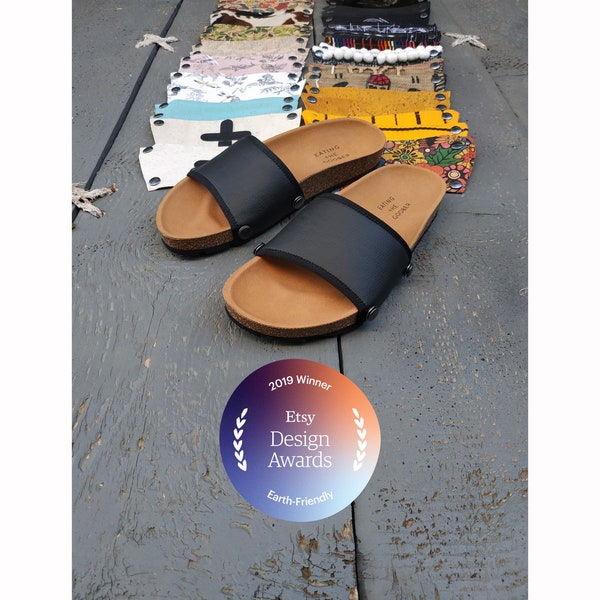 Die Ethical Magic Sliders, Upcycled Sandalen aus recycelten Materialien. Durch das Hinzufügen verschiedener Bezüge hast du unzählige Möglichkeiten!