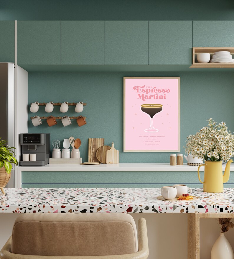 K&ouml;nnte beinhalten: Ein rosa Poster mit dem Text "The Espresso Martini" in einer Retro-Schriftart. Das Poster zeigt eine Illustration eines Espresso Martinis in einem Martini-Glas mit einer braunen Fl&uuml;ssigkeit und einem goldenen Rand. Das Poster enth&auml;lt auch die Zutaten f&uuml;r den Cocktail.