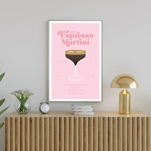 K&ouml;nnte beinhalten: Ein rosa druckbarer Poster mit einer Retro-Illustration eines Espresso Martini Cocktails. Das Poster enth&auml;lt den Text "The Espresso Martini" und die Zutaten f&uuml;r den Cocktail.