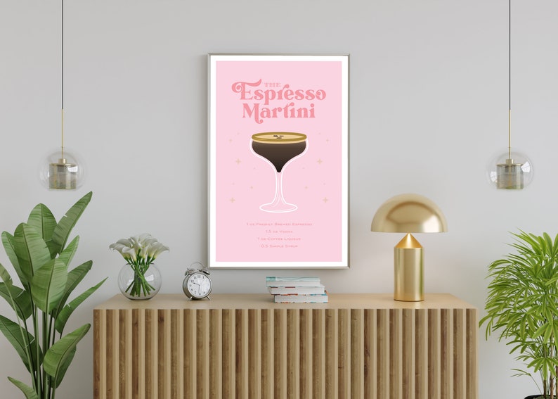 K&ouml;nnte beinhalten: Ein rosa druckbarer Poster mit einer Retro-Illustration eines Espresso Martini Cocktails. Das Poster enth&auml;lt den Text "The Espresso Martini" und die Zutaten f&uuml;r den Cocktail.