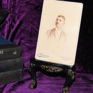 Cavalletto in stile vittoriano e antenato istantaneo della vecchia carta fotografica