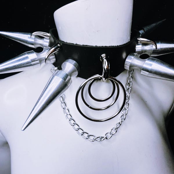 Gargantilla de cuero negro con pinchos: collar con anilla de metal plateado