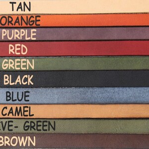 Pu&ograve; includere: Una selezione di cinturini in pelle in vari colori, tra cui beige, arancione, viola, rosso, verde, nero, blu, cammello, verde oliva e marrone.