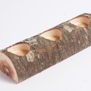 Puede incluir: Un tronco de madera con tres secciones talladas, perfecto para sostener velas o plantas peque&ntilde;as.