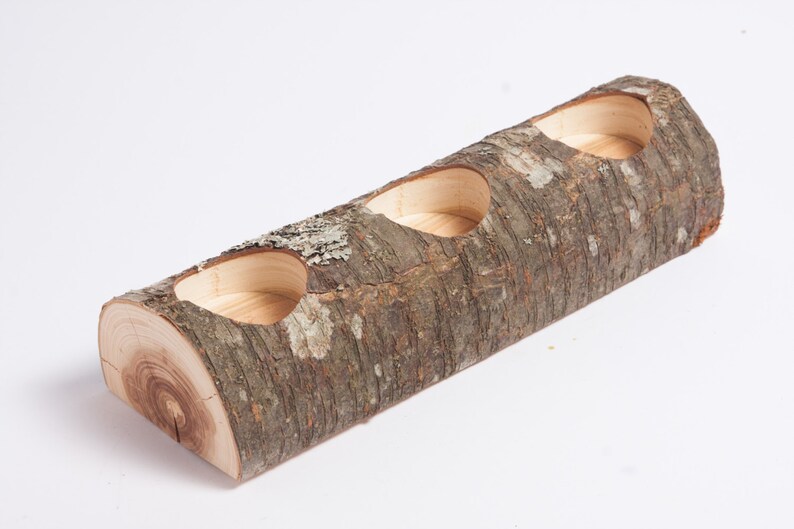 Puede incluir: Un tronco de madera con tres secciones talladas, perfecto para sostener velas o plantas peque&ntilde;as.