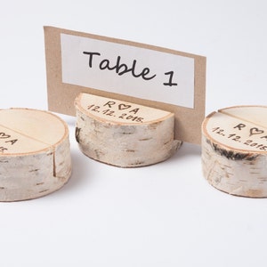 20 gepersonaliseerde berk bruiloft tabel nummer houders, plaats kaarthouder naam label houder, nummer tafelstandaard, rustieke bruiloft decor