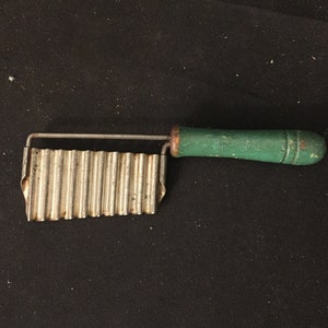 Vintage Crinkle Cut Fry Slicer Green Wooden Handle