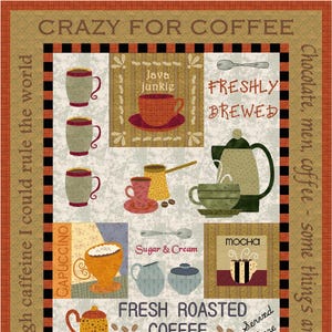 Può includere: Un design di patchwork colorato con le parole "Crazy for Coffee" in alto e "The Perks Are Best Here!" in basso. Il patchwork presenta varie immagini a tema caffè, tra cui caffettiere, tazze e chicchi di caffè. Il testo "Chocolate, men, coffee - some things are better rich" è sul lato destro del patchwork.