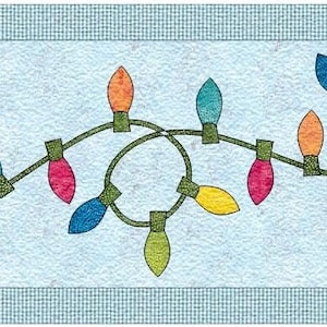 Pode incluir: Uma cadeia de luzes de Natal coloridas sobre um fundo azul. As luzes são verdes, vermelhas, amarelas, laranja e azuis. As luzes são enfiadas juntas em um padrão que se assemelha a uma guirlanda. A assinatura "Angie Padilla" está no canto inferior direito da imagem.