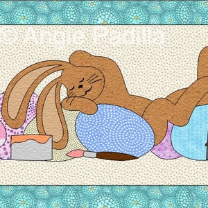 Könnte beinhalten: Zwei braune Hasen mit langen Ohren bemalen Ostereier. Die Hasen sind von bunten Eiern mit verschiedenen Mustern umgeben. Der Text "Angie Padilla" steht in der oberen rechten Ecke des Bildes.