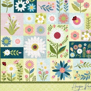 Może przedstawiać: Kolorowa kołdra patchworkowa z kwiatowym wzorem. Kołdra zawiera różne kwiaty w odcieniach różowego, niebieskiego, zielonego i białego. Kołdra składa się z kwadratów i prostokątów, a kwiaty są ułożone w losowy wzór. Kołdra jest otoczona zieloną ramką.