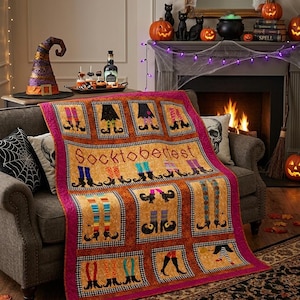 Puede incluir: Una colcha rectangular con un borde vibrante en naranja y rosa y un panel central que muestra el texto 'Socktoberfest'. La colcha está decorada con múltiples bloques cuadrados, cada uno mostrando varios calcetines y zapatos coloridos.