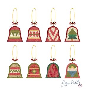 Pode incluir: Oito enfeites de Natal vermelhos em forma de sino com laços dourados e laços vermelhos. Cada sino apresenta um design único, incluindo padrões geométricos, uma árvore de Natal e um losango. Os enfeites estão em um fundo branco.