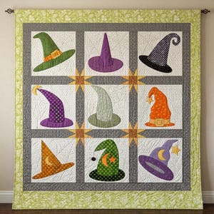 Puede incluir: Una colcha cuadrada que presenta una cuadrícula de nueve bloques, cada uno con un sombrero de bruja diferente en varios colores y patrones, incluidos verde, morado, naranja y negro. La colcha está enmarcada por un borde verde claro con un patrón de hojas.