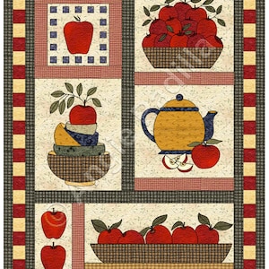 Op de afbeelding: Een quiltblok ontwerp met een patchwork van rode, witte en bruine vierkanten met een centraal beeld van een kom met appels. De kom wordt omringd door andere afbeeldingen van appels, een theepot en een kom met appels met een enkele appel bovenop.